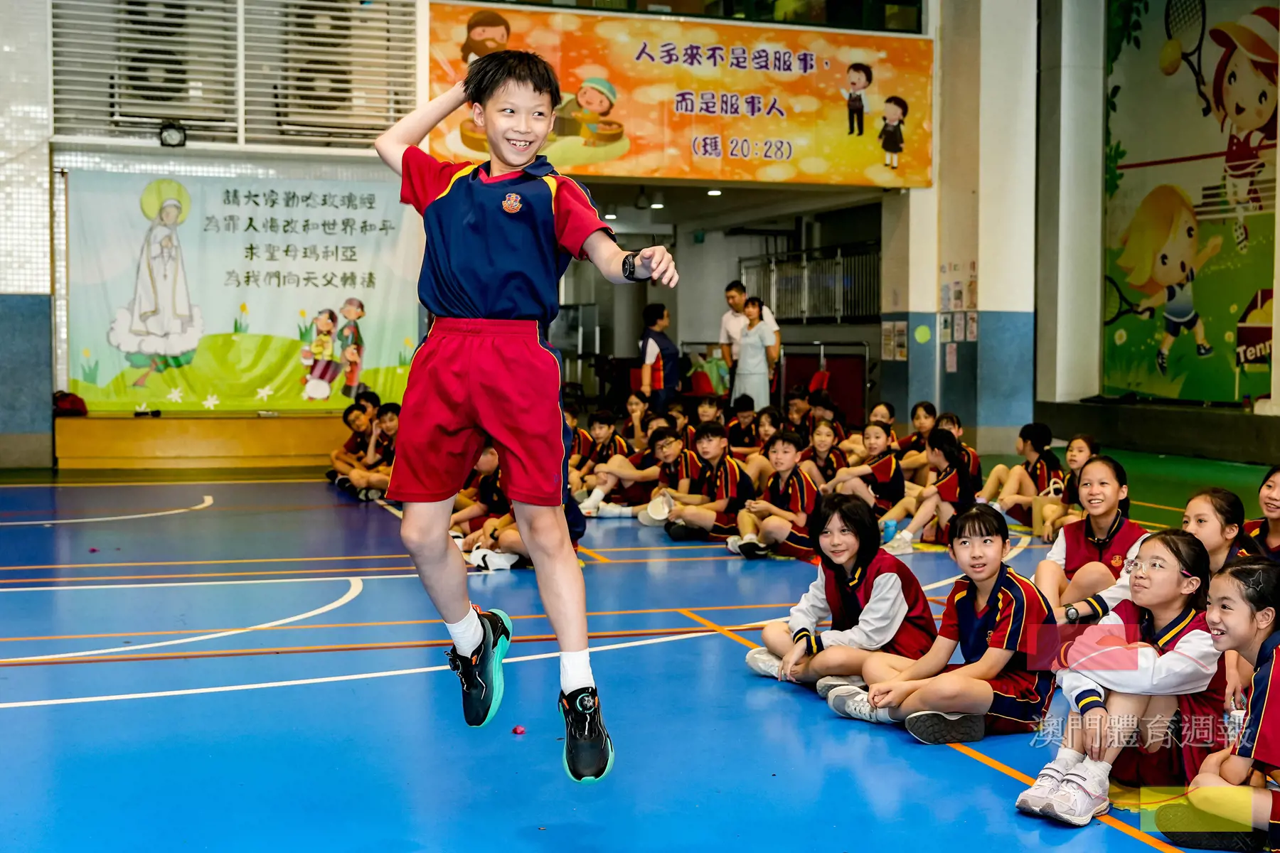 副3 學生參與互動擺出排球扣殺“甫士”.jpg